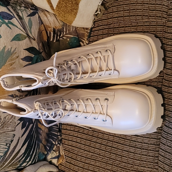 Hiking boots - Picture 2 of 4